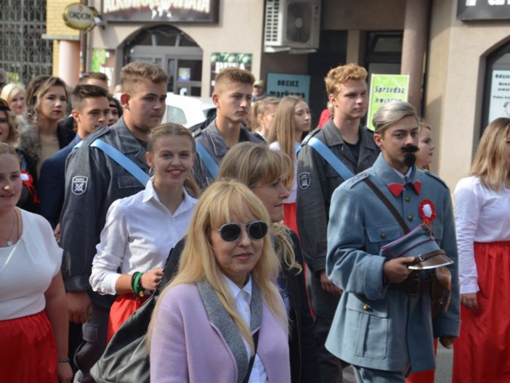 Niepodległościowy happening łowickich szkół średnich