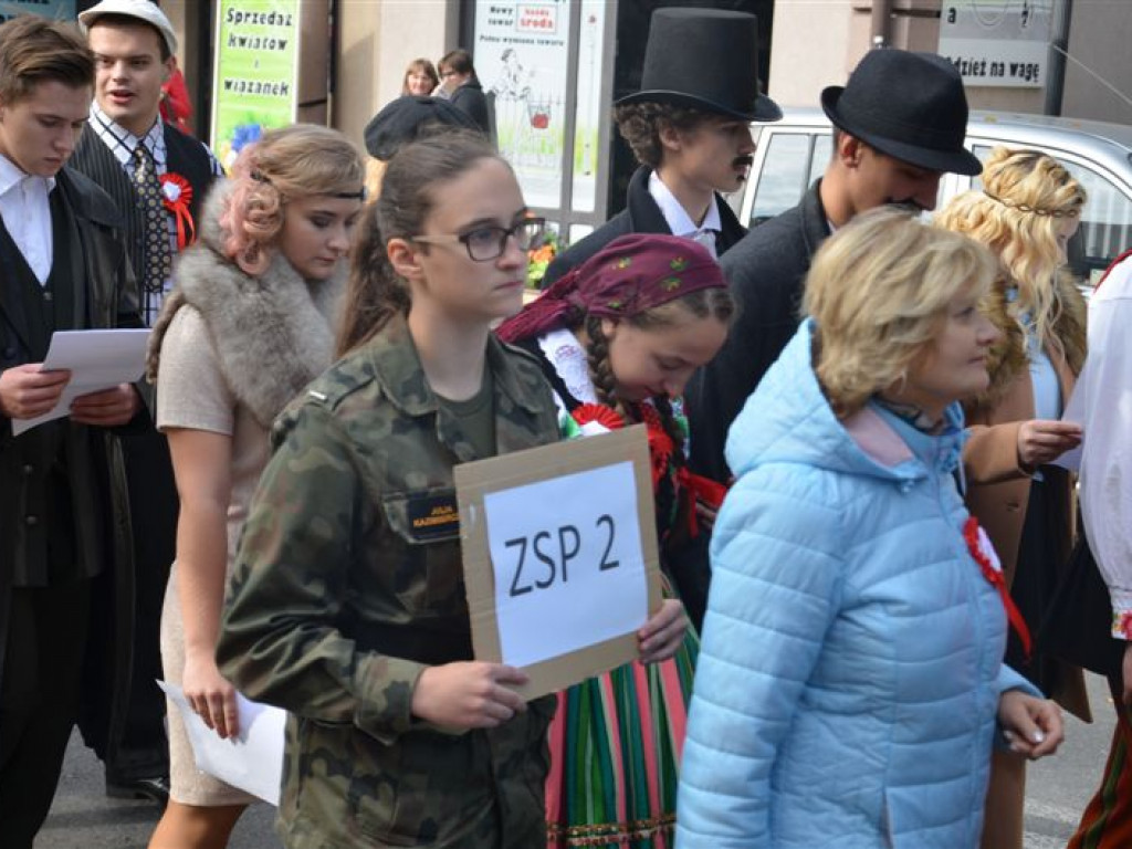 Niepodległościowy happening łowickich szkół średnich