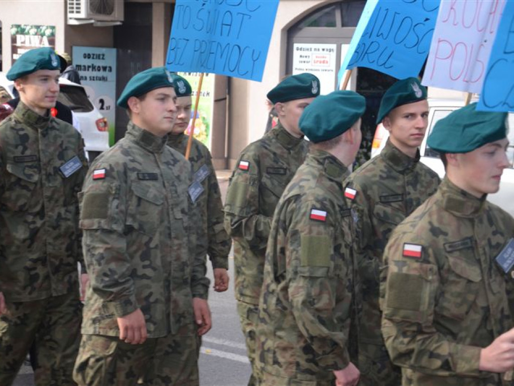 Niepodległościowy happening łowickich szkół średnich