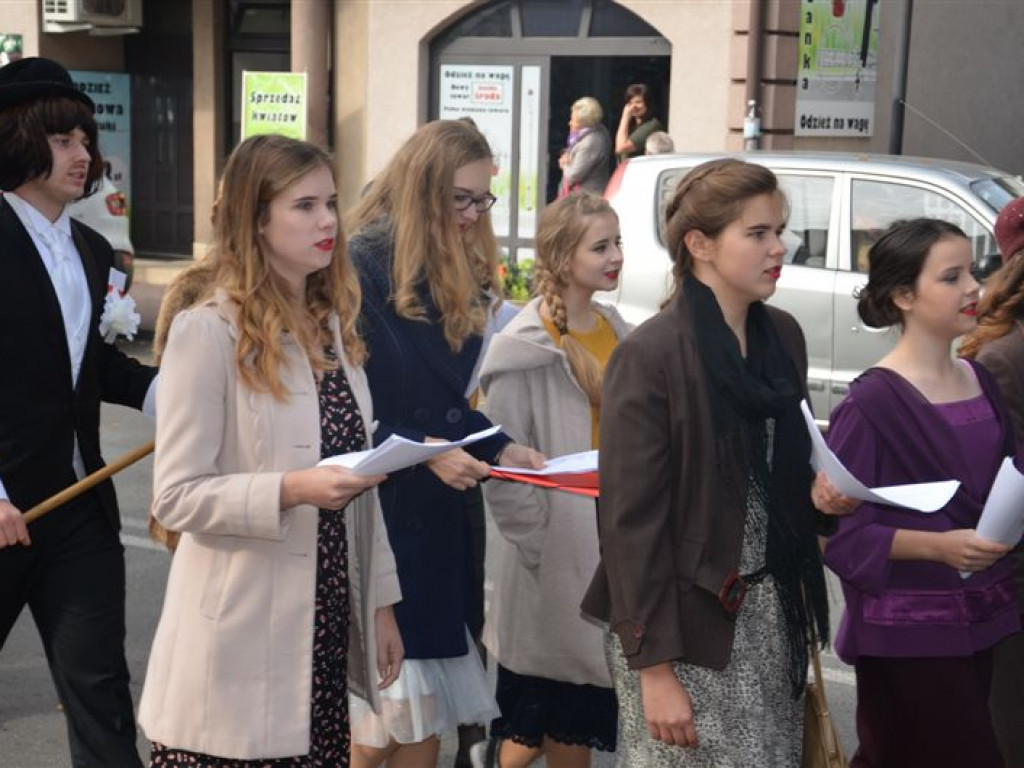Niepodległościowy happening łowickich szkół średnich