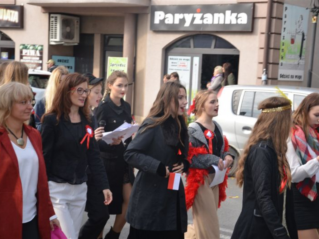 Niepodległościowy happening łowickich szkół średnich