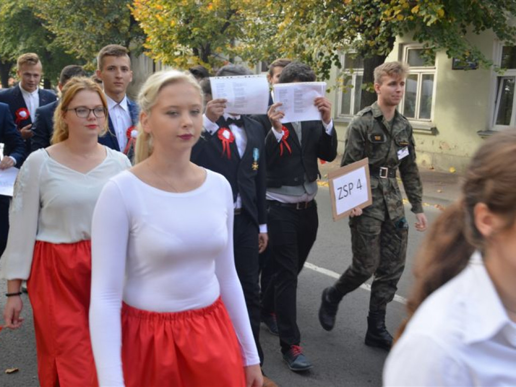 Niepodległościowy happening łowickich szkół średnich