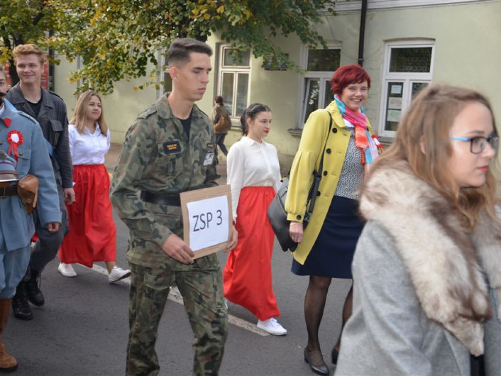 Niepodległościowy happening łowickich szkół średnich