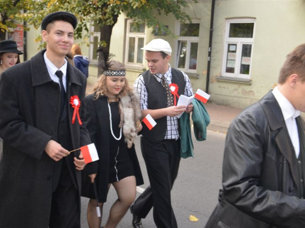 Niepodległościowy happening łowickich szkół średnich