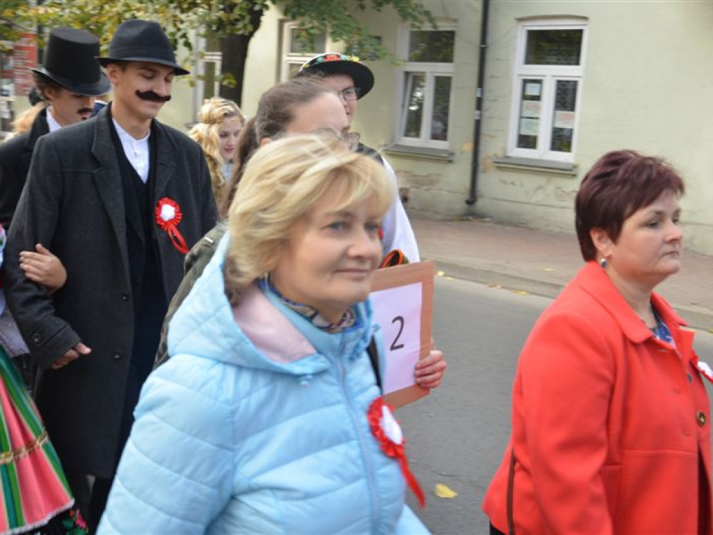 Niepodległościowy happening łowickich szkół średnich
