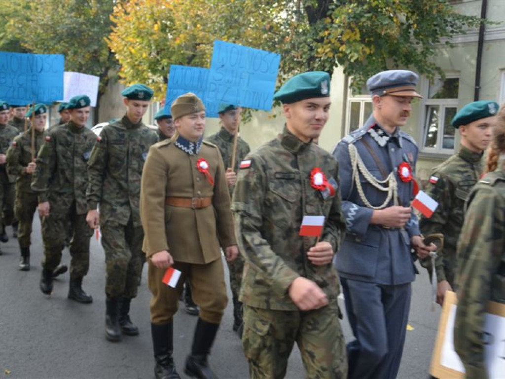 Niepodległościowy happening łowickich szkół średnich