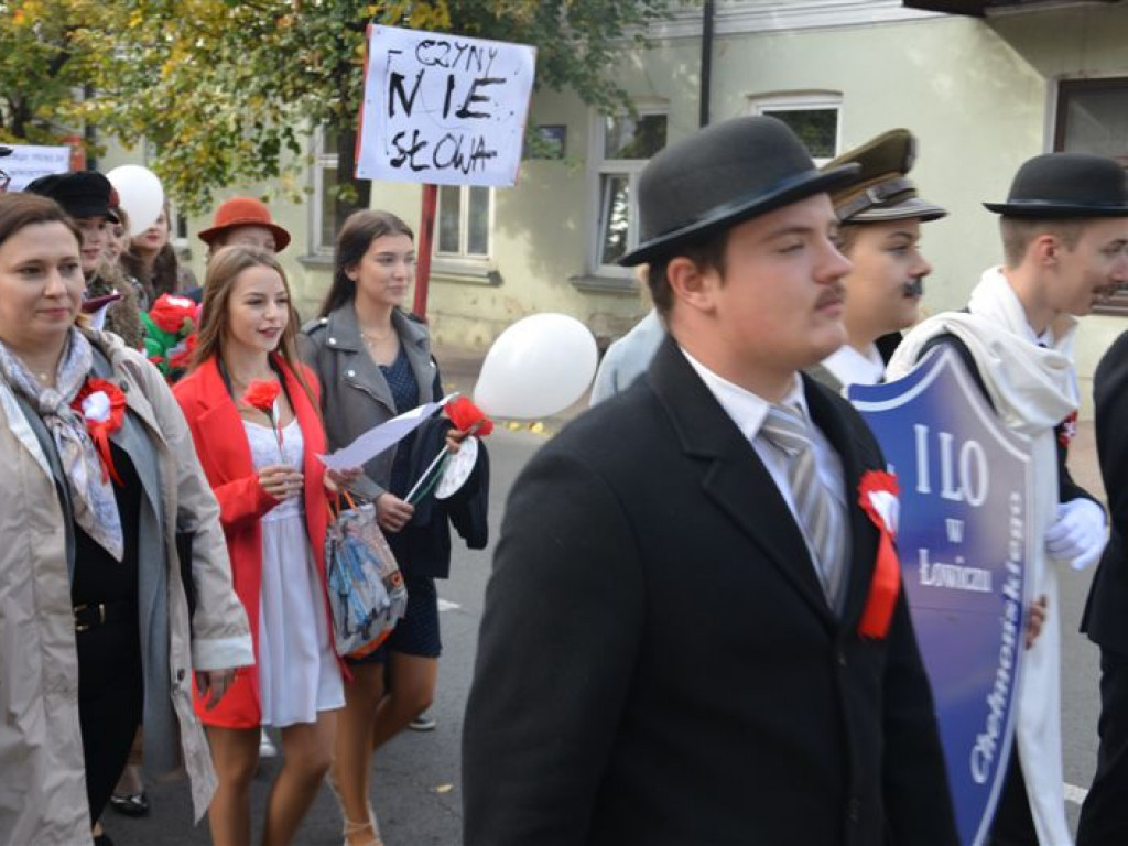 Niepodległościowy happening łowickich szkół średnich
