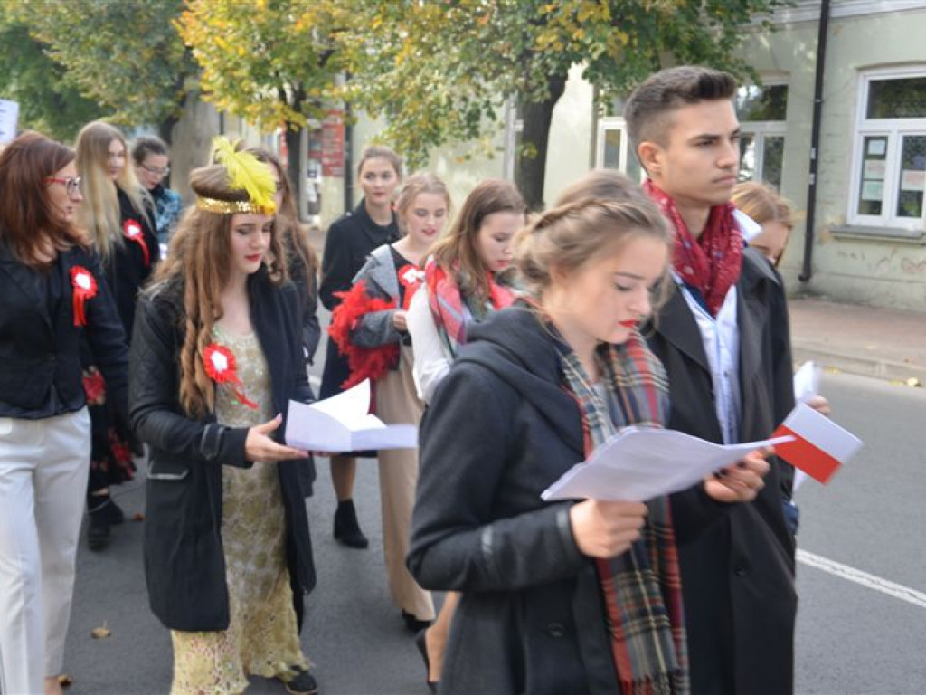 Niepodległościowy happening łowickich szkół średnich