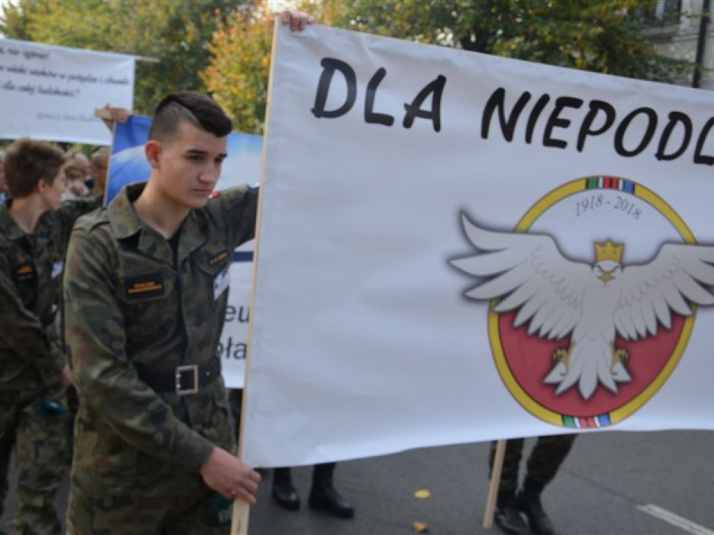 Niepodległościowy happening łowickich szkół średnich