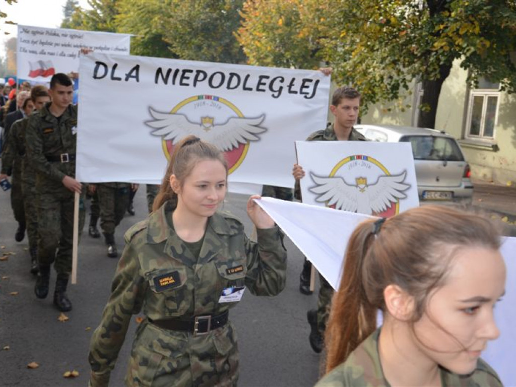 Niepodległościowy happening łowickich szkół średnich