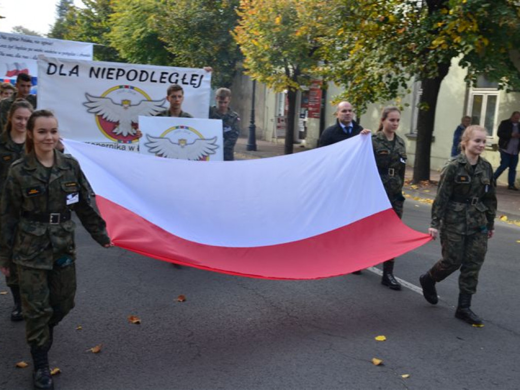 Niepodległościowy happening łowickich szkół średnich
