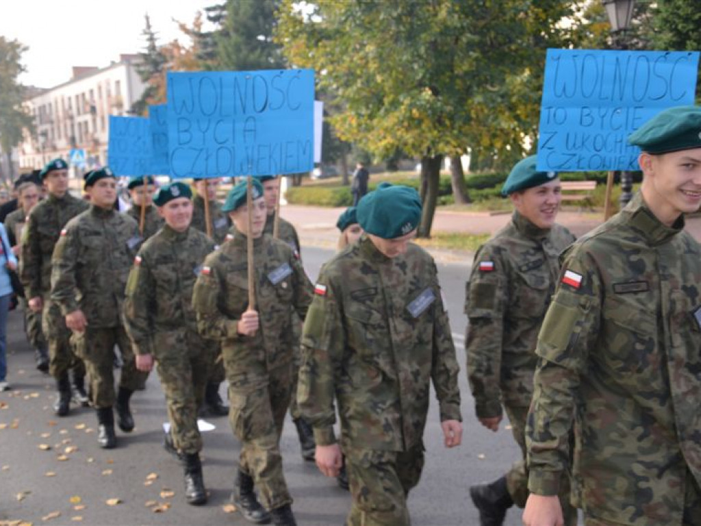 Niepodległościowy happening łowickich szkół średnich