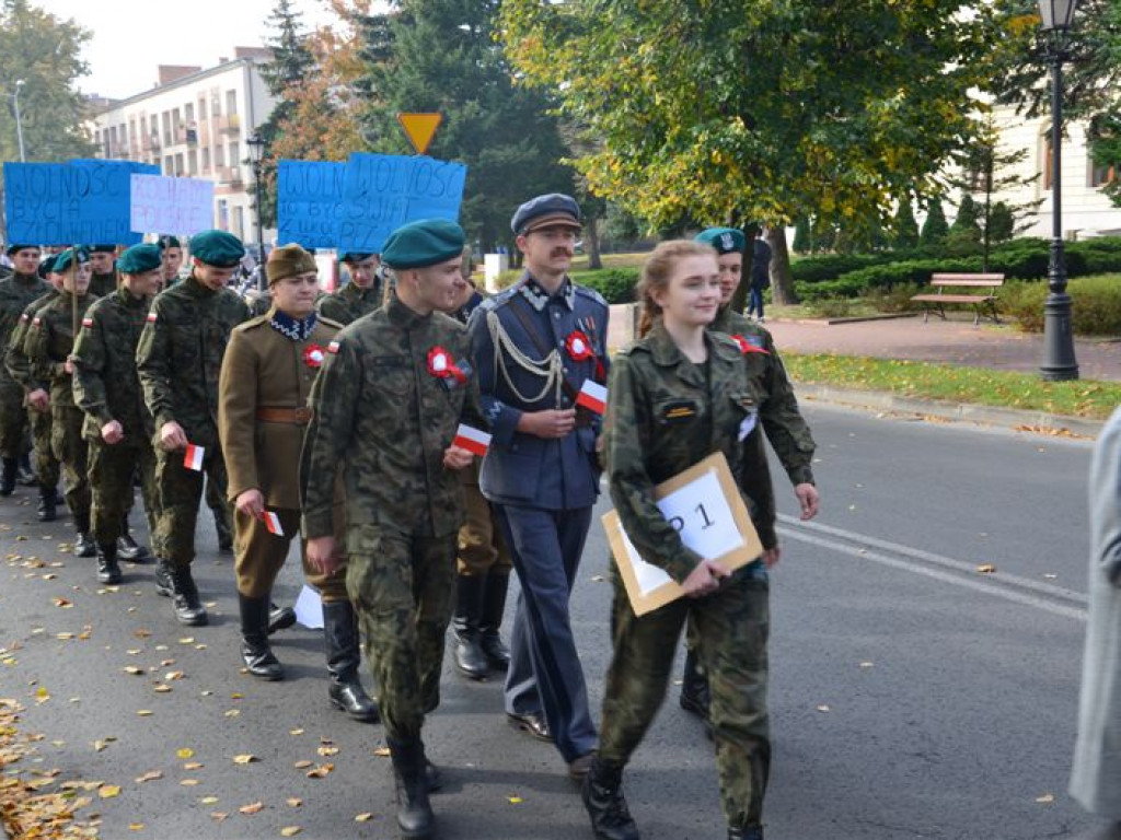 Niepodległościowy happening łowickich szkół średnich