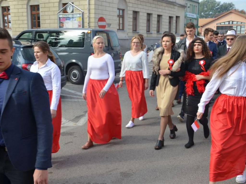 Niepodległościowy happening łowickich szkół średnich