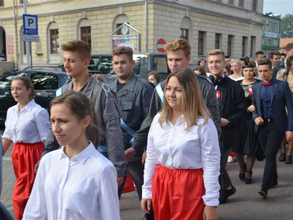 Niepodległościowy happening łowickich szkół średnich