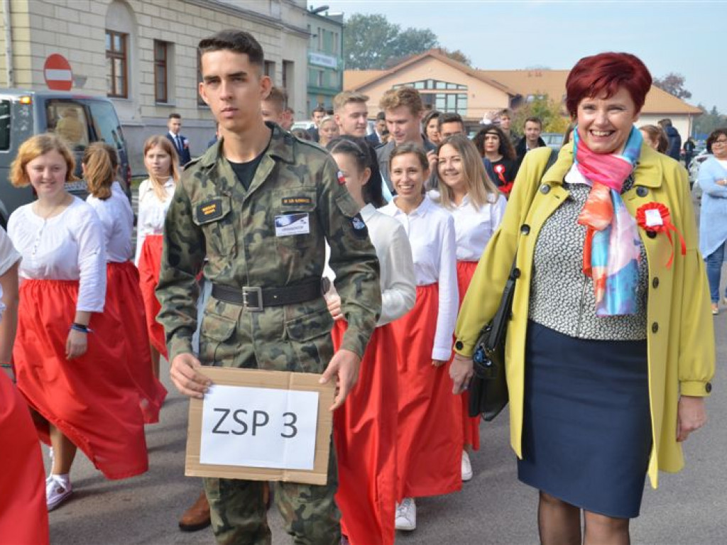 Niepodległościowy happening łowickich szkół średnich