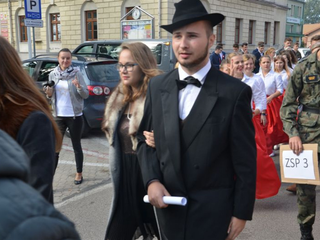 Niepodległościowy happening łowickich szkół średnich
