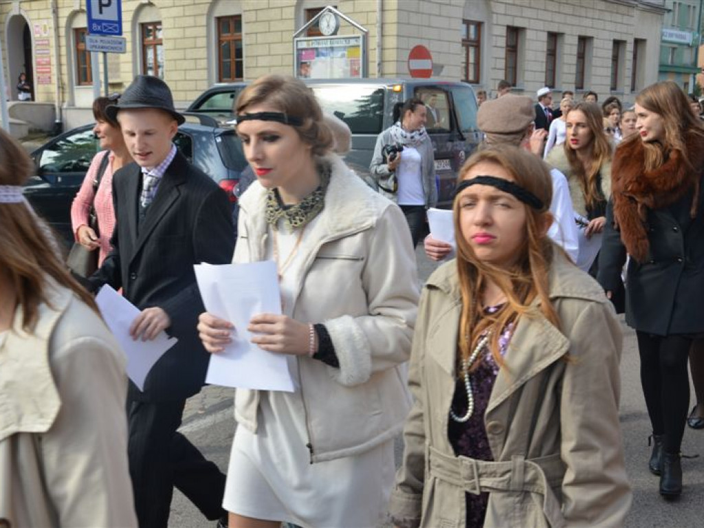 Niepodległościowy happening łowickich szkół średnich