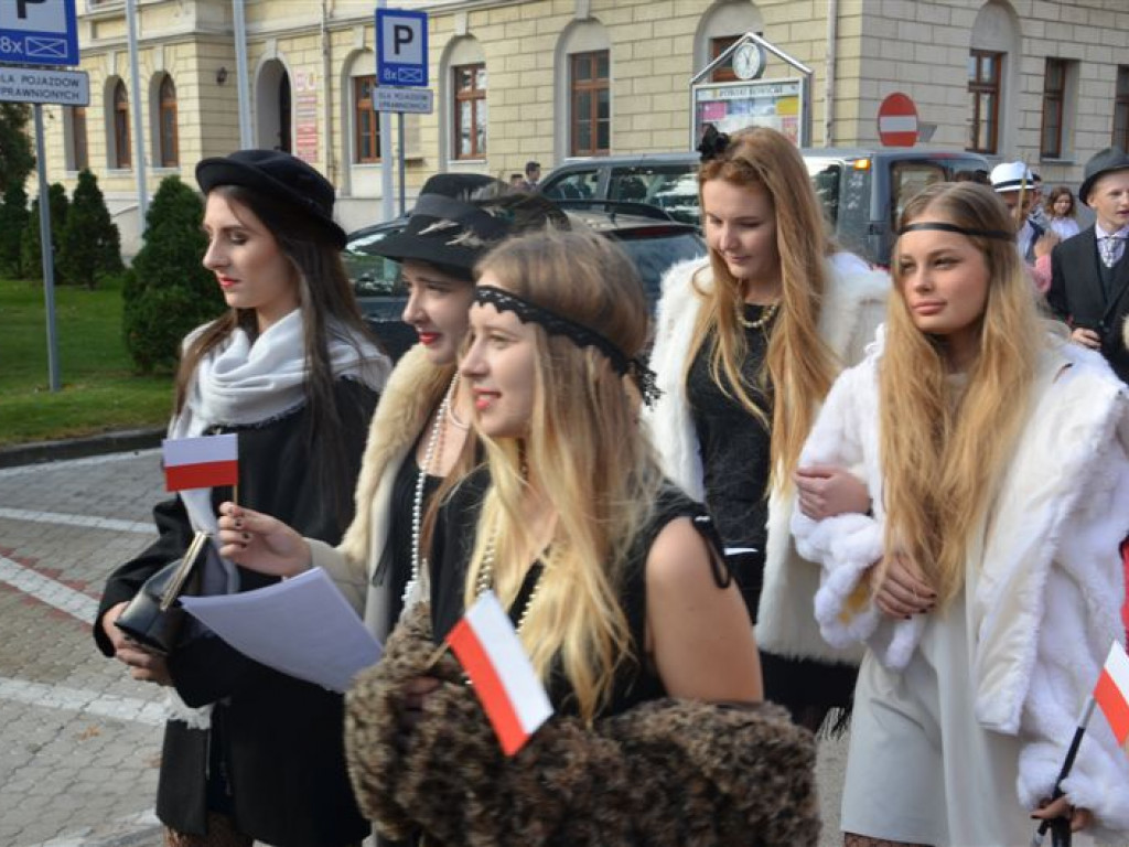 Niepodległościowy happening łowickich szkół średnich