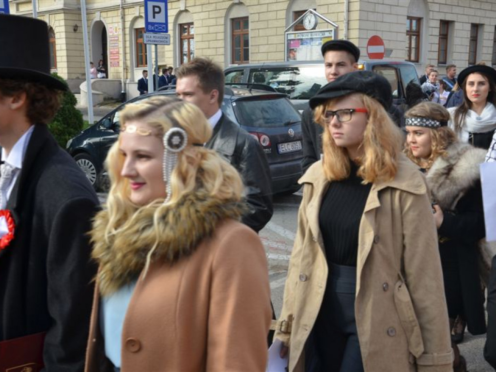 Niepodległościowy happening łowickich szkół średnich