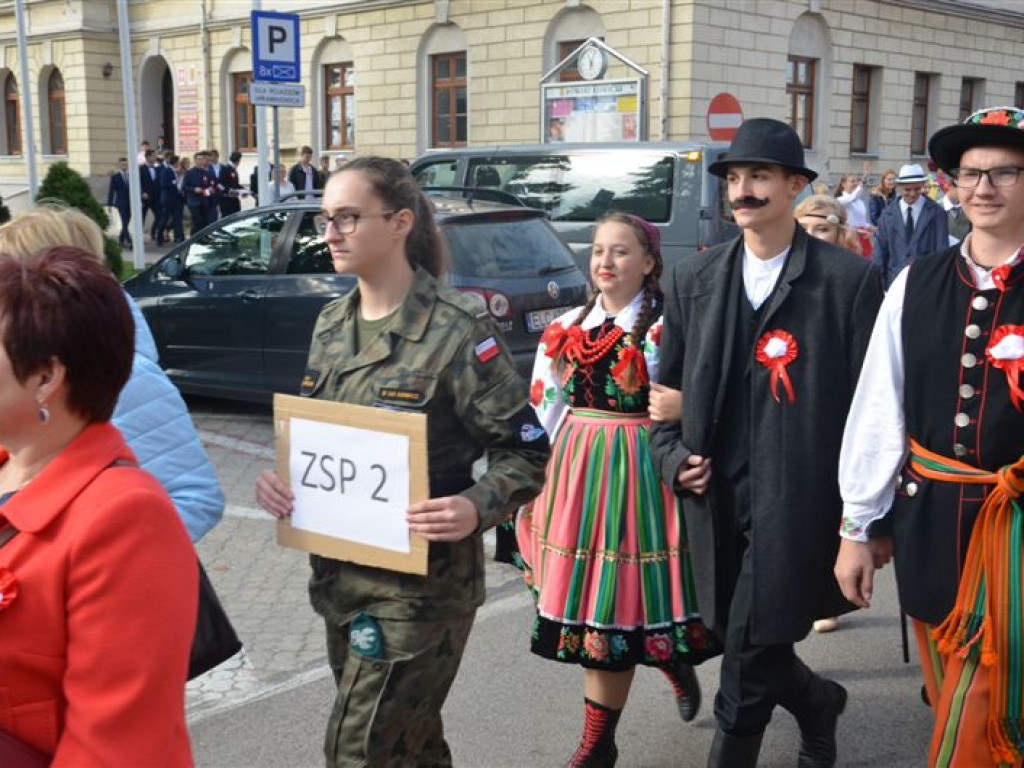 Niepodległościowy happening łowickich szkół średnich