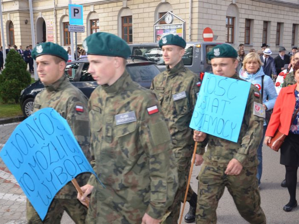 Niepodległościowy happening łowickich szkół średnich