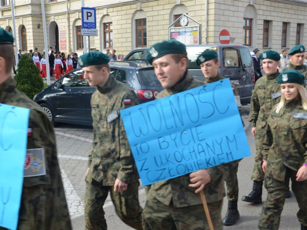 Niepodległościowy happening łowickich szkół średnich