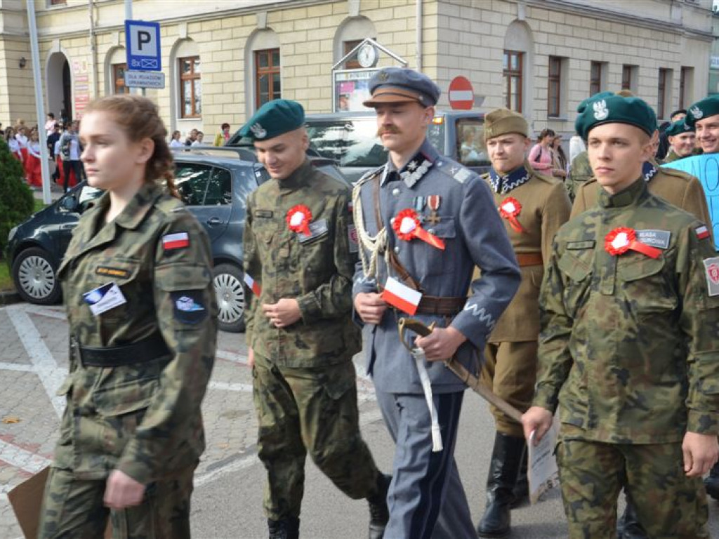 Niepodległościowy happening łowickich szkół średnich