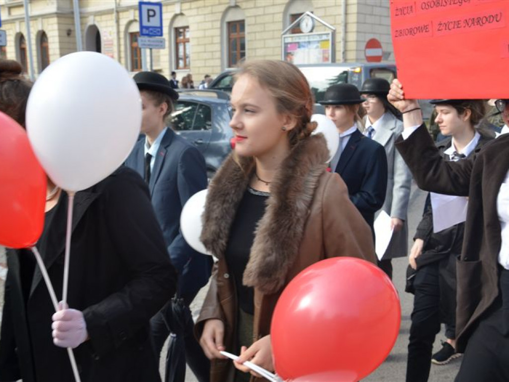 Niepodległościowy happening łowickich szkół średnich