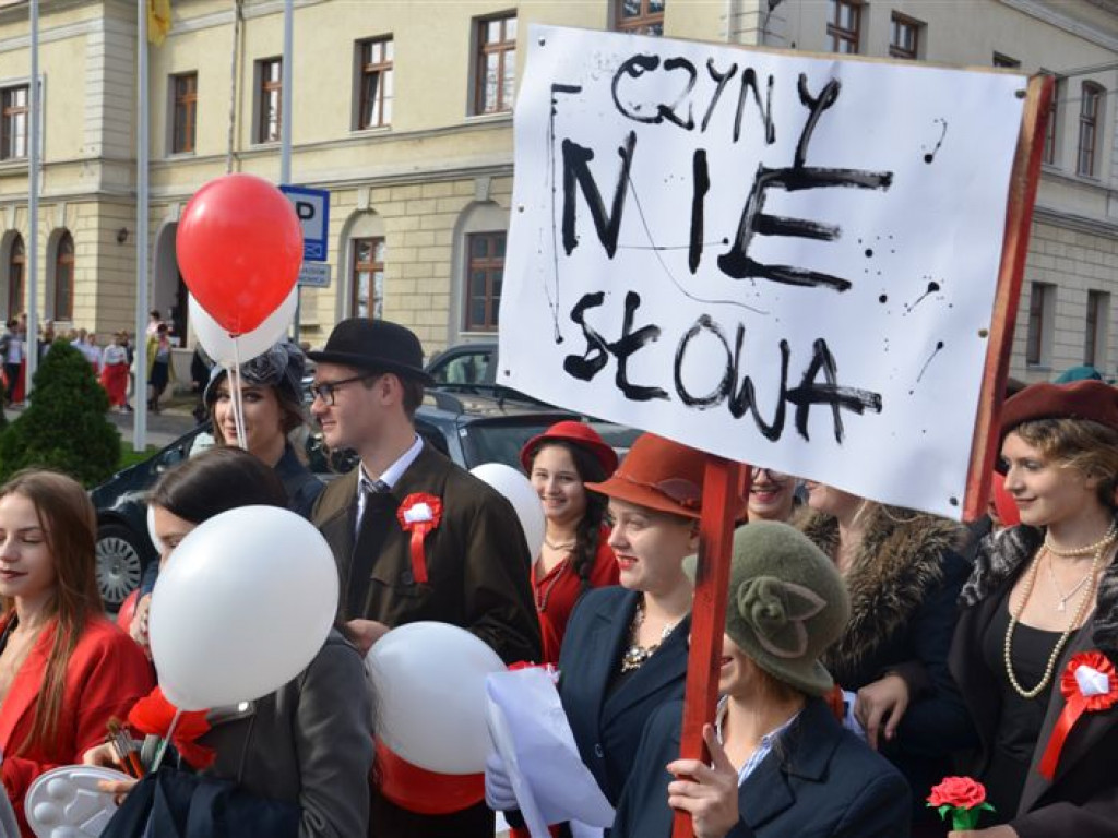 Niepodległościowy happening łowickich szkół średnich