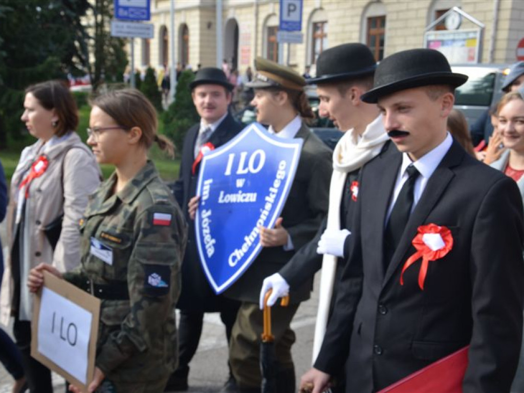 Niepodległościowy happening łowickich szkół średnich