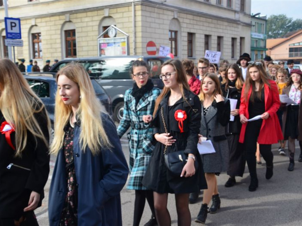 Niepodległościowy happening łowickich szkół średnich