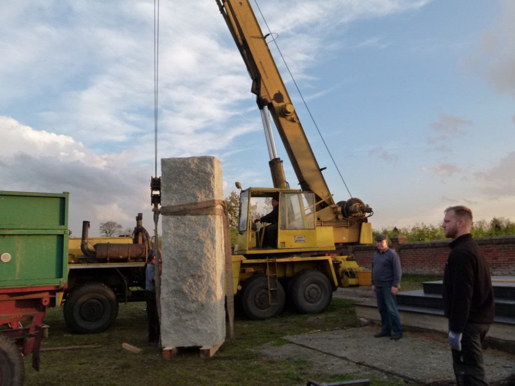 Pomnik w Strykowie pnie się do góry
