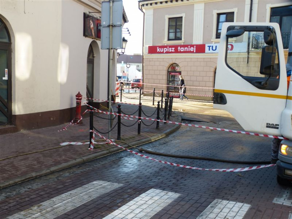 Awaria wodociągu u styku Zduńskiej i Koziej