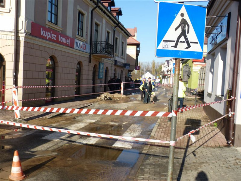 Awaria wodociągu u styku Zduńskiej i Koziej