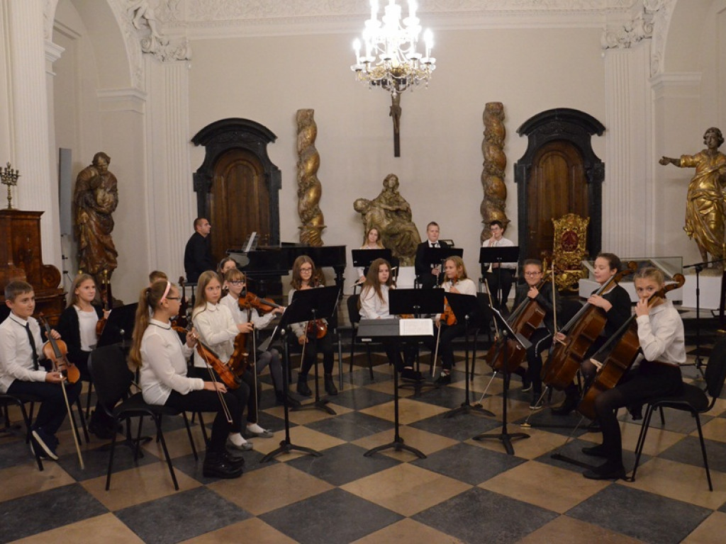 Uczniowie szkoły muzycznej na 100-lecie Niepodległej