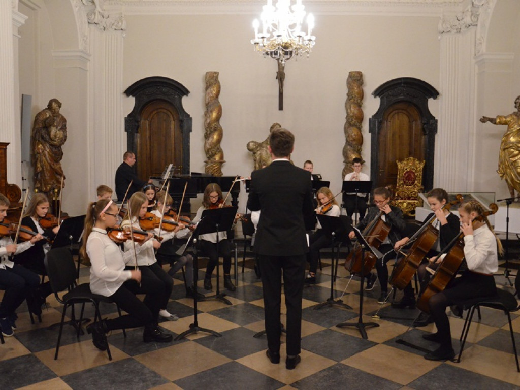 Uczniowie szkoły muzycznej na 100-lecie Niepodległej