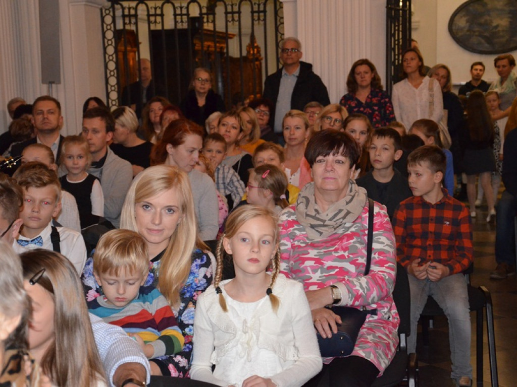 Uczniowie szkoły muzycznej na 100-lecie Niepodległej