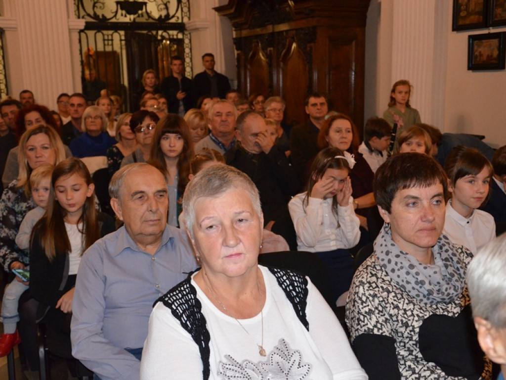 Uczniowie szkoły muzycznej na 100-lecie Niepodległej