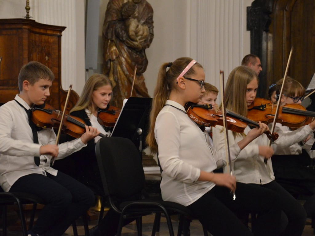 Uczniowie szkoły muzycznej na 100-lecie Niepodległej