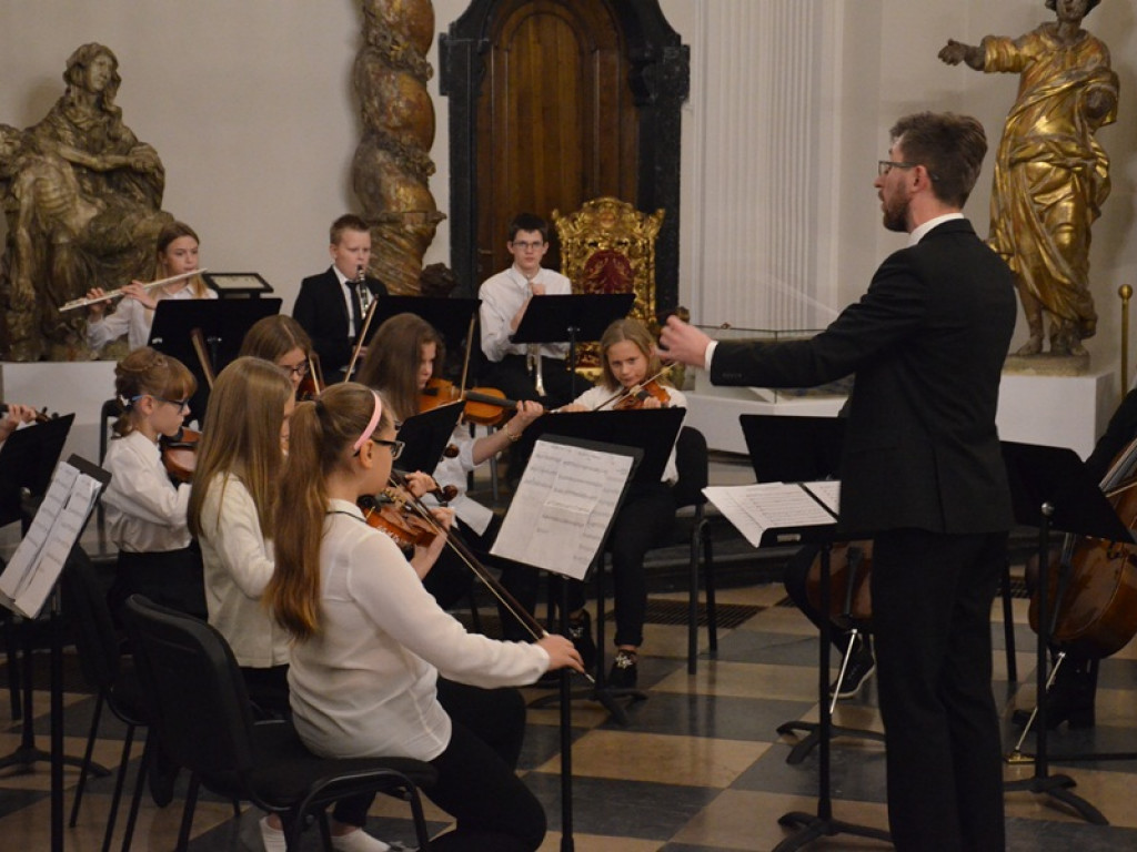 Uczniowie szkoły muzycznej na 100-lecie Niepodległej