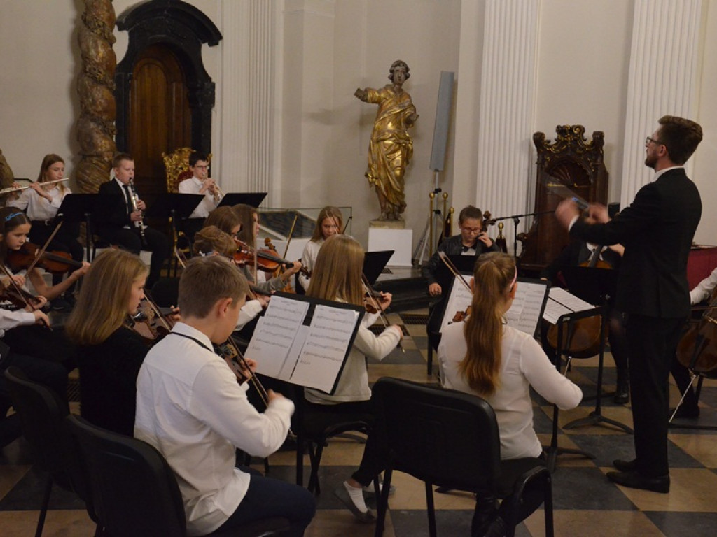 Uczniowie szkoły muzycznej na 100-lecie Niepodległej