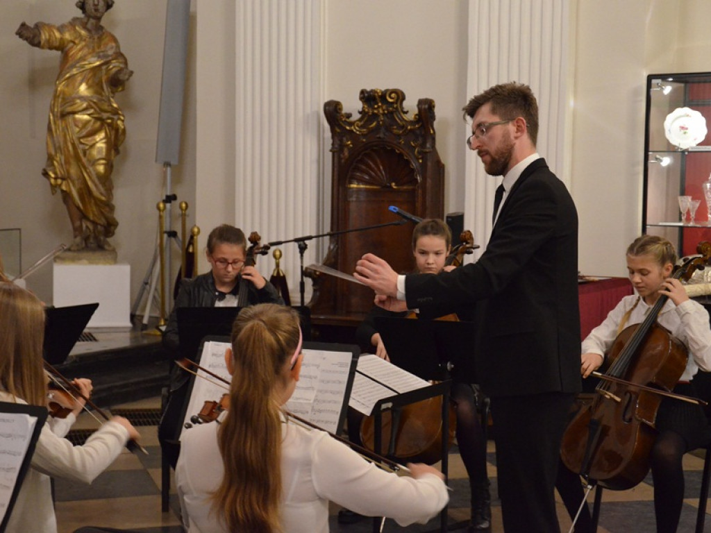 Uczniowie szkoły muzycznej na 100-lecie Niepodległej