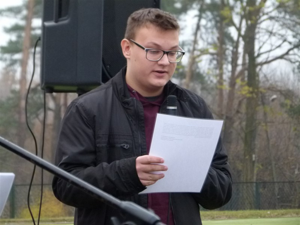Drzewko wolności posadzone przy ZSLG w Głownie