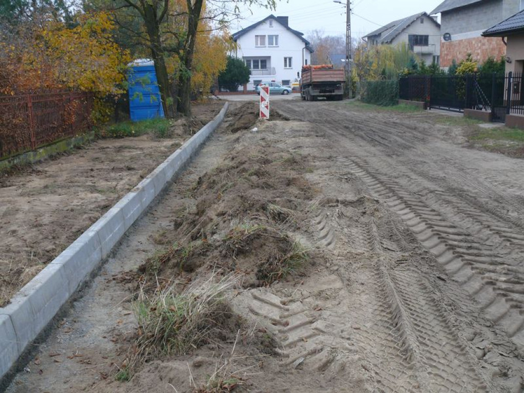 Trwa budowa nawierzchni na ul. Paderewskiego i Moniuszki
