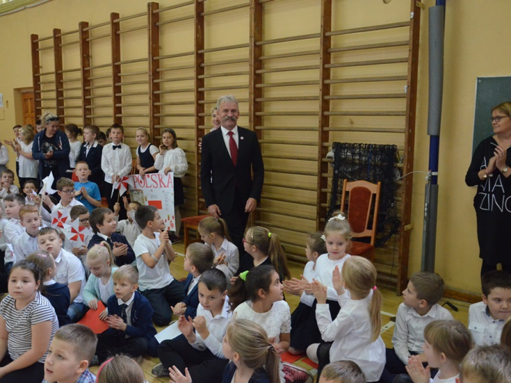 Niepodległościowy happening w SP 4 w Łowiczu