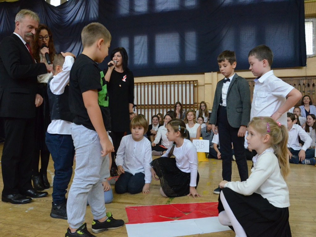 Niepodległościowy happening w SP 4 w Łowiczu