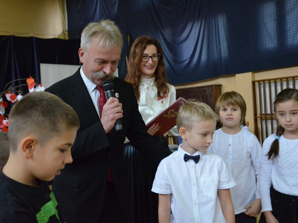 Niepodległościowy happening w SP 4 w Łowiczu