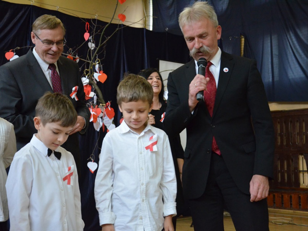 Niepodległościowy happening w SP 4 w Łowiczu