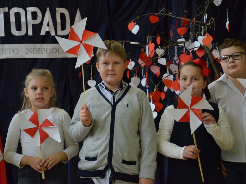 Niepodległościowy happening w SP 4 w Łowiczu